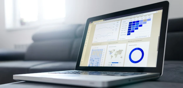 Laptop mit technischem SEO Audit